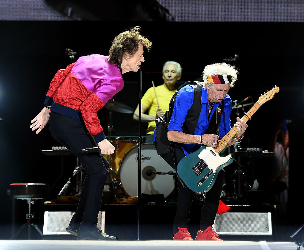 Преди няколко дни The Rolling Stones публикуваха нечувана и никога досега неиздавана песен - „Скарлет“, записана от „Стоунс“ през октомври 1974 г. с участието на Джими Пейдж и Рик Греч. Досега неиздадената песен следва огромния успех и признанието на „Living in A Ghost Town“ на Stones и ще присъства на предстоящото да излезе на 4 септември многоформатно издание на Goats Head Soup 2020.