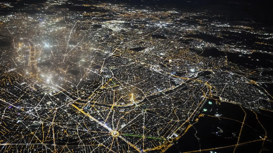 Над Париж и Айфеловата кула