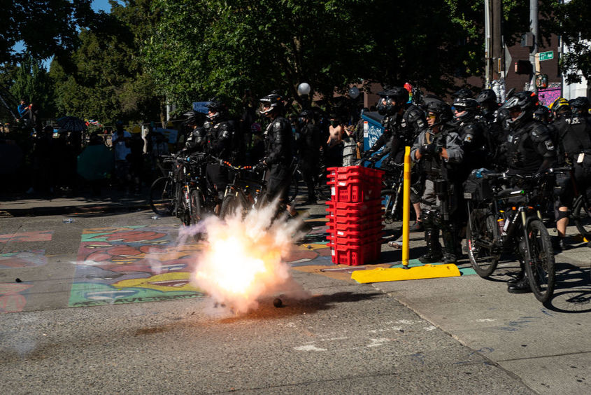 Размириците в САЩ не стихват: Десетки ранени полицаи и арестувани в Сиатъл