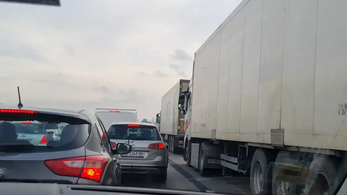 Огромно задръстване на АМ "Тракия" в посока Пловдив след тежка катастрофа