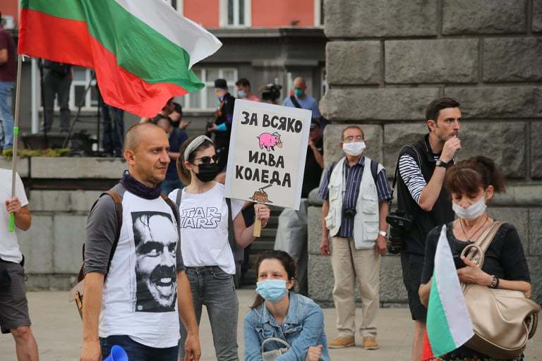 Решението идва в деня, в който Борисов на извънреден брифинг след заседание на съвета на управляващата коалиция премиерът Борисов обяви нови социални мерки за 1 163 млрд. лв. и икономически - за 731 млн. лв.