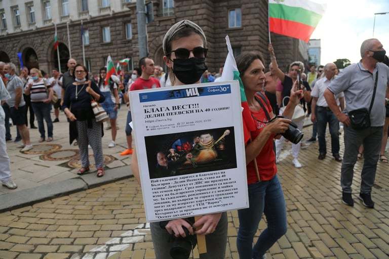 40-ят рожден ден на функционера на ДПС стана тема на днешните постери.