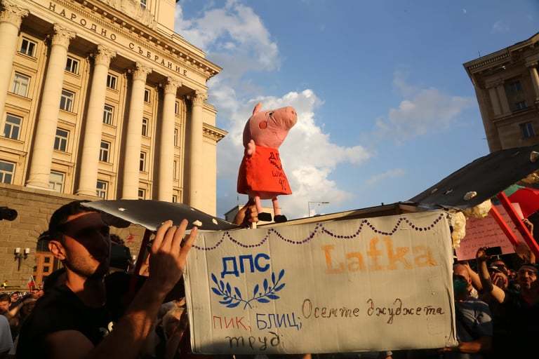 На 19-ия ден от протеста, протестиращите почетоха празниха на Делян Пеевски.