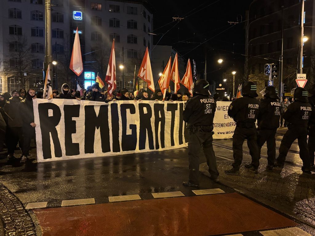 Крайнодесни групи в Магдебург излязоха на протест срещу мигрантите, въпреки че нападателят е фен на AfD