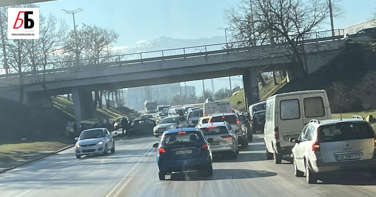 Двама души са пострадали при тежка катастрофа под надлез Надежда“