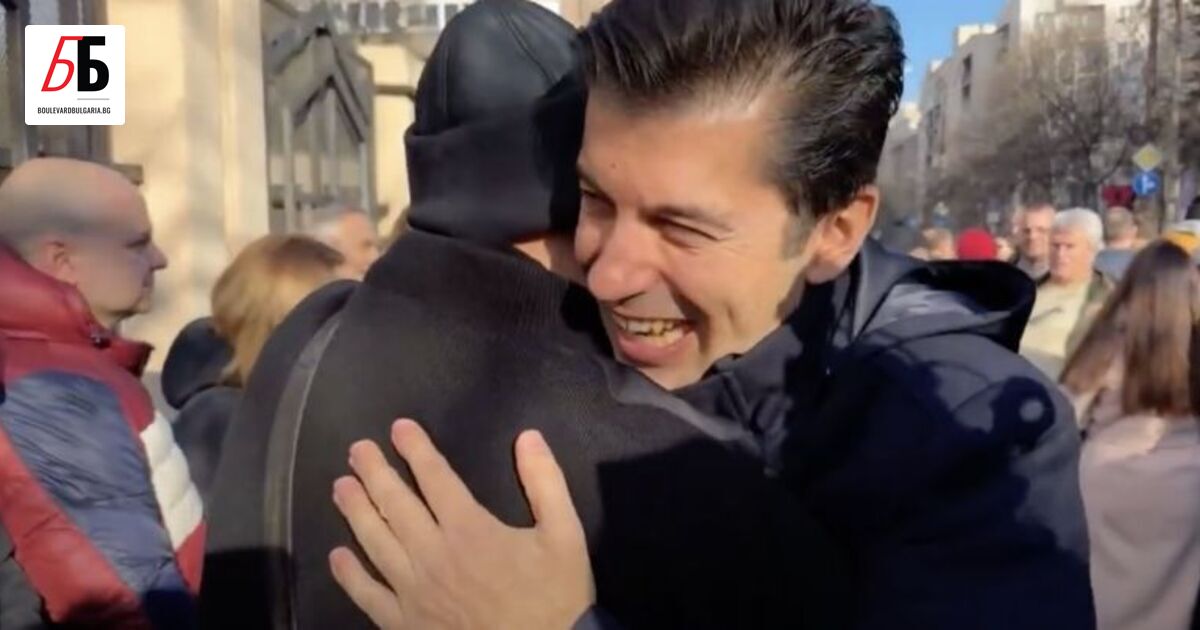 Срещата на Кирил Петков със симпатизанти пред се оказа сцена