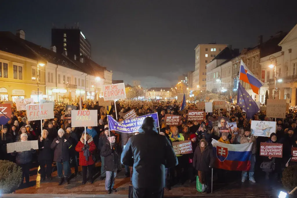 "Срамуваме се от Фицo": Хиляди в цяла Словакия протестират срещу проруския премиер