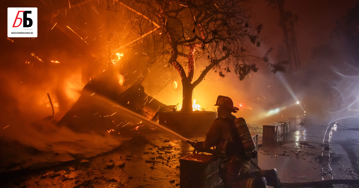 Огнеборците продължават неравната битка срещу опустошителните пожари, които унищожиха хиляди