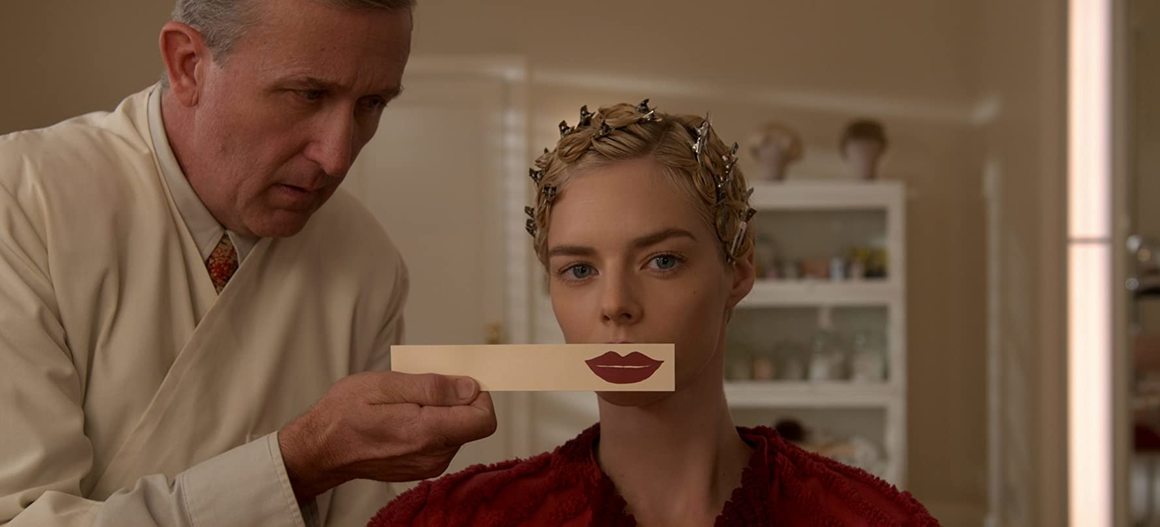 <b>Hollywood (Netflix)</b>
<br><br>
Поредният амбициозен проект на Райън Мърфи след American Horror Story, Feud и The Politician - минисериалът Hollywood разказва за група млади актьори и кинотворци, които се опитват да изгреят в Златната ера на американското кино. Минисериалът на Netflix има 12 номинации за Emmy.