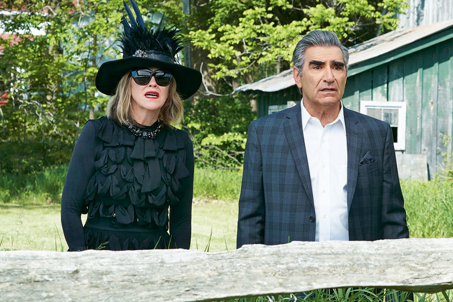 <b>Schitt's Creek (CBC Television)</b>
<br><br>
Богато семейство остава без пари след измама, организирана от финансовия мениджър. Фамилия Роуз се принуждава да се пренесе в нов дом заедно с двете си пораснали деца - и намира подслон в малко градче, което се оказва, че на шега са купили в безгрижните си години. От мотела на Шитс крийк семейството се опитва да се върне към стария си начин на живот, докато се адаптира към новата нормалност.
<br><br>
Това беше последният 6-ти сезон на сериала, за който заслужи 15 номинации за Emmy - включително за най-добра комедия, най-добри актьори в главни и поддържащи роли, най-добър комедиен сценарий и др.