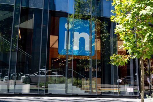 Потребители на платената версия на LinkedIn в САЩ обвиняват социалната