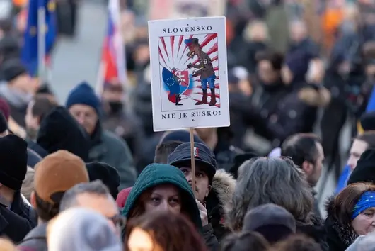 Словакия скандира: Фицо помага на мафията!