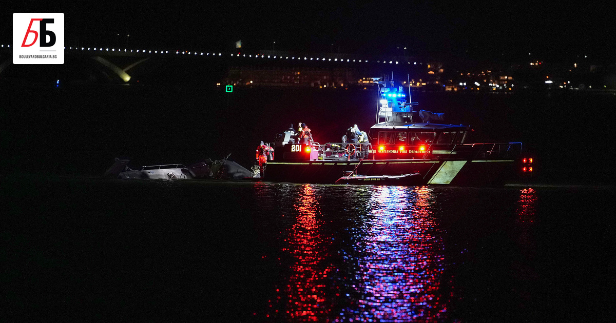 Пътнически самолет на American Airlines с 64 души на борда