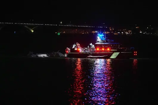 67 души загинаха при сблъсък на самолет и военен Black Hawk край Вашингтон