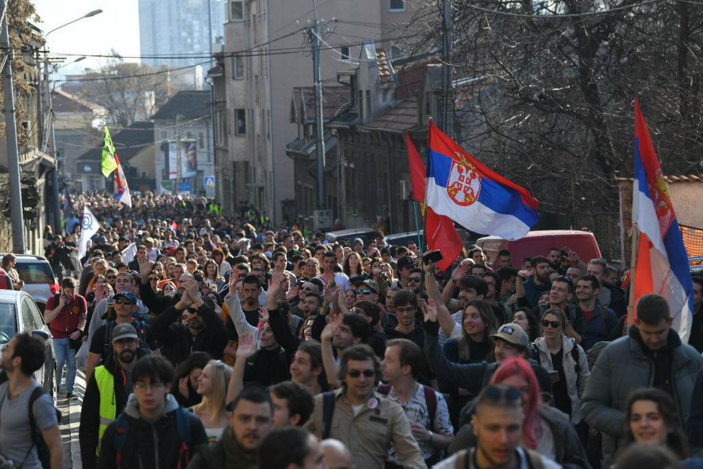 Стотици сръбски студенти тръгнаха на протестен поход от Белград до Нови Сад