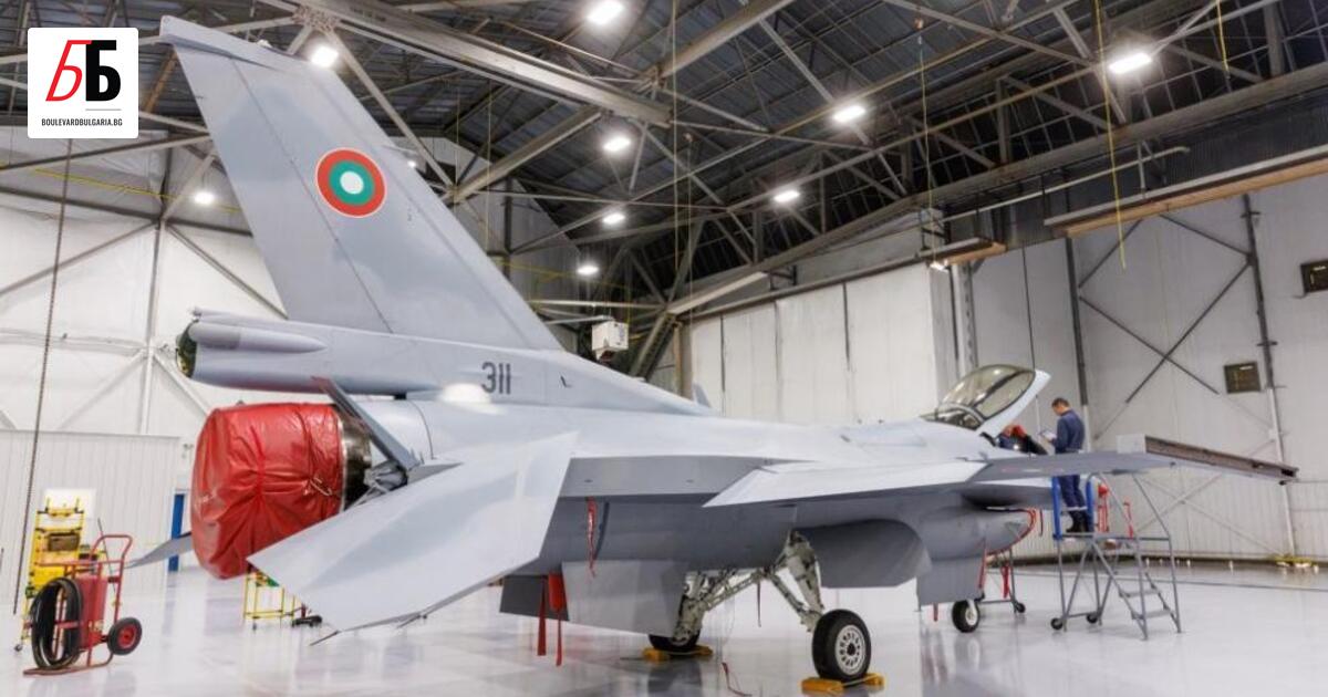 България получава първия от общо 16 американски изтребителя F-16 Block