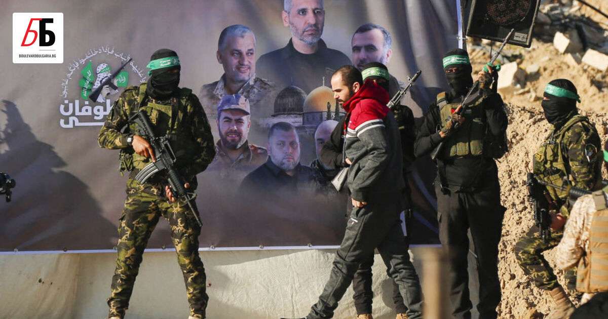 Снимките им висят по стените на къщи и стълбове в