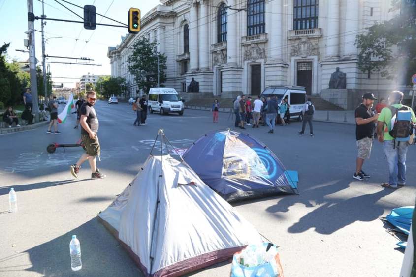 След конфликт с полицията, вече има палатки и пред СУ (ГАЛЕРИЯ)