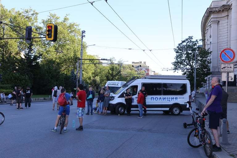 Протестиращи блокират движението у нас, българи в чужбина организират шествия