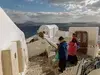 Туристи в Санторини по време на земетресенията