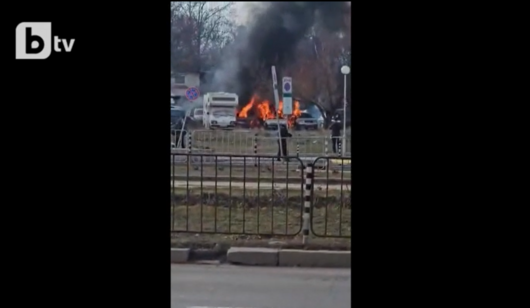 Автомобили горяха в района на Централна гара в София в