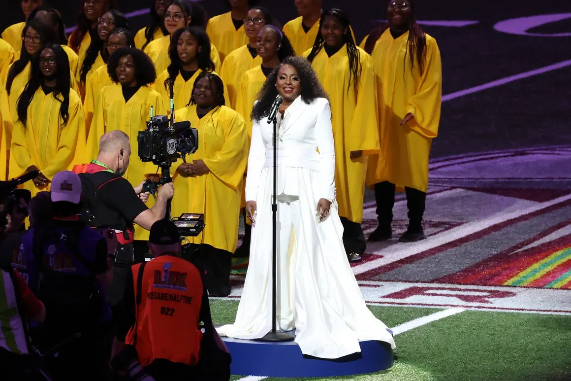 Ледиси изпълни песента "Lift every voice and sing" 