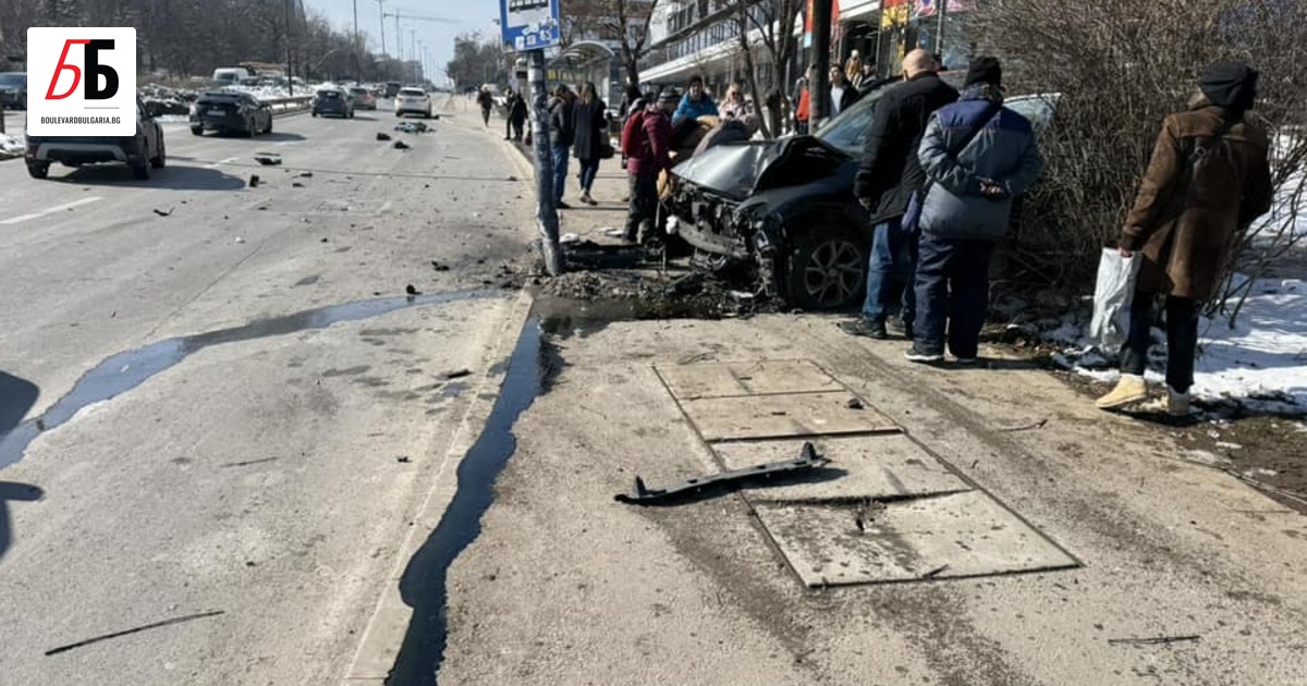 Кола се блъсна в стълб до автобусна спирка на бул.