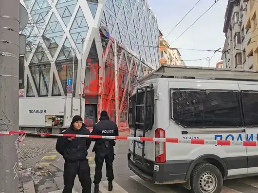  Протестът на "Възраждане" ескалира: 10 пострадали полицаи и червена боя по сградата на ЕК в София (Обновена)