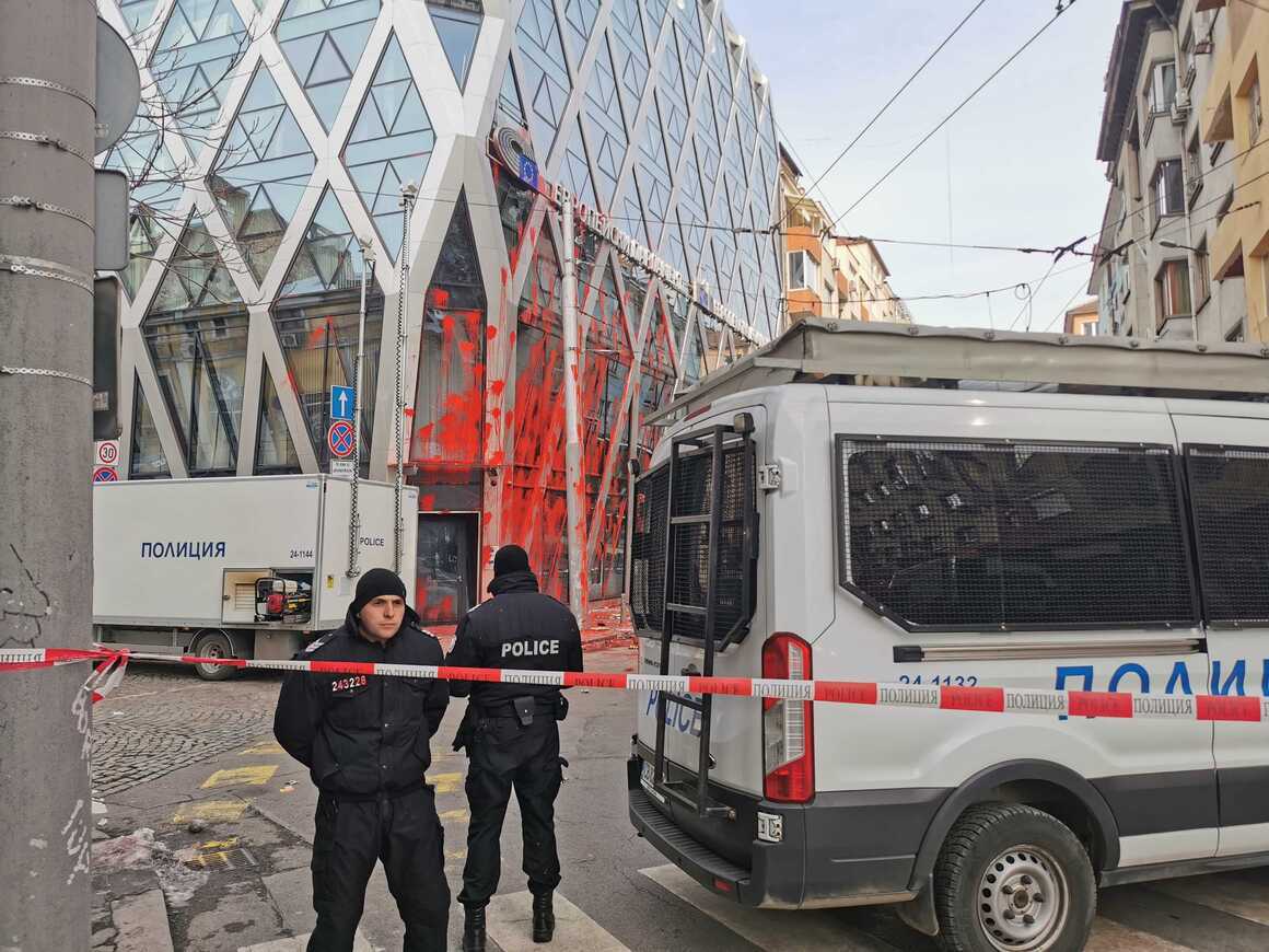  Протестът на "Възраждане" ескалира: 10 пострадали полицаи и червена боя по сградата на ЕК в София (Обновена)