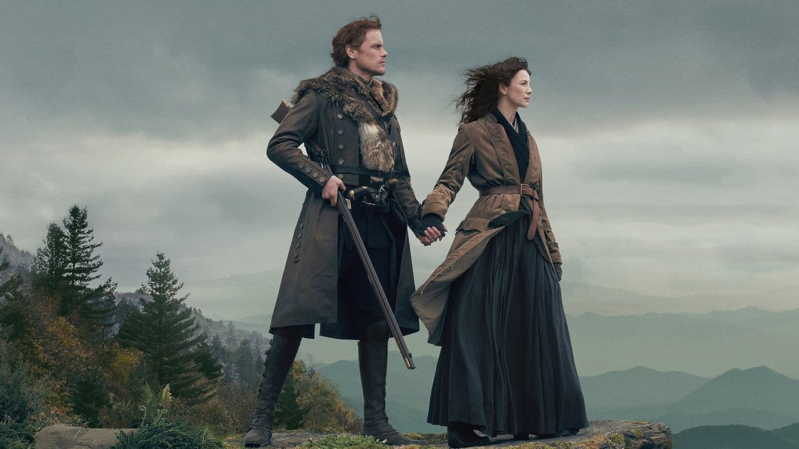19) <b>Outlander (2014 - )</b> - историческо фентъзи, създадено по романите на Диана Габалдон, в която военномедицинска сестра от 1945 г. ненадейно се връща назад във времето и попада в разкъсвана от междуособици Шотландия от 18 век.
<br><br>
Общо гласове: 114131<br>
Среден рейтинг на епизод: 8.83<br>
Общо епизоди: 67