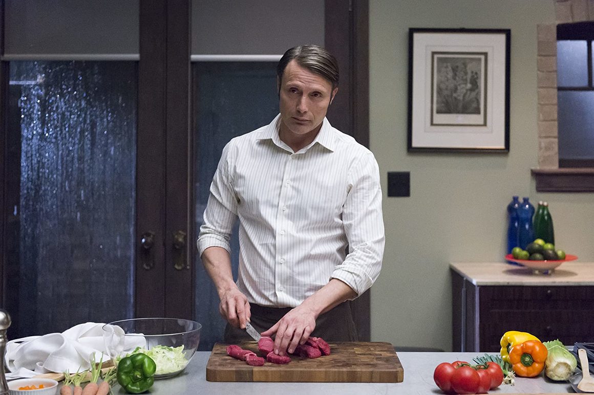 16) <b>Hannibal (2013–2015) </b>- Мадс Микелсен и Хю Данси са главните действащи лица в един от малкото сериали по мотиви на оригинален хорър филм ("Мълчанието на агнетата"), който не само не разочарова, но и привлича още повече фенове.
<br>
<br>
Общо гласове: 218847<br>
Среден рейтинг на епизод:8.84<br>
Общо епизоди: 39