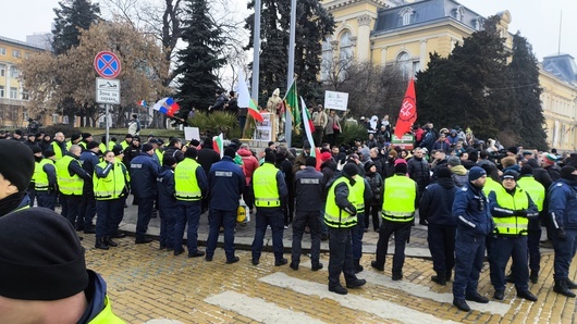 "Възраждане" укроти протеста си след ексцесиите пред сградата на ЕК  