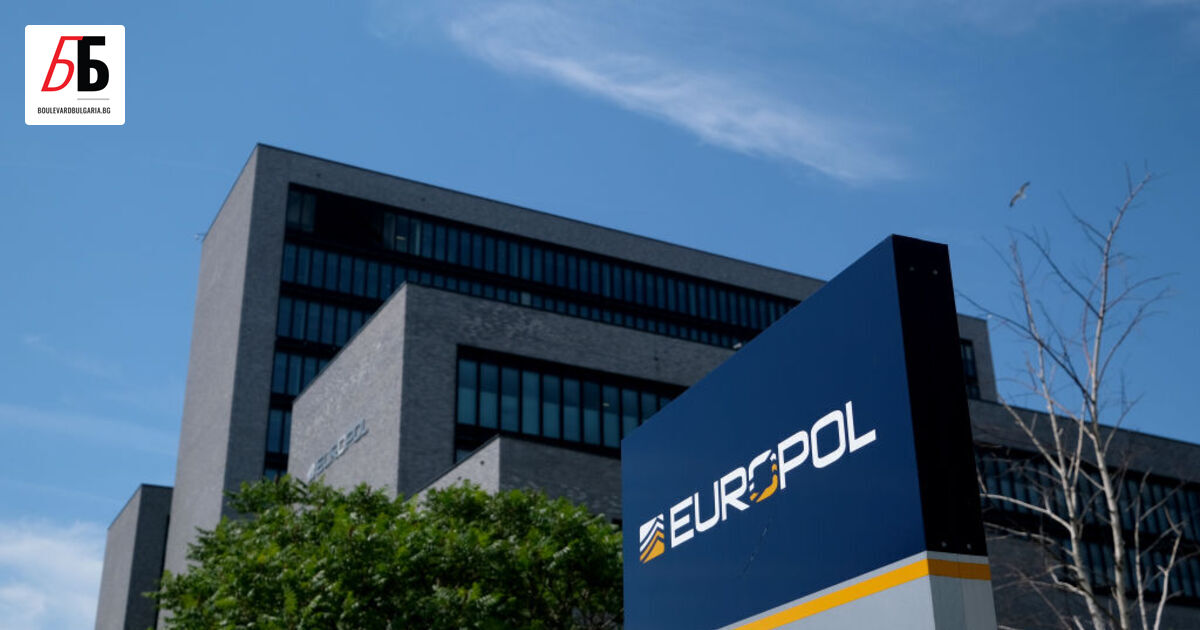 Най-малко 25 души са арестувани за онлайн разпространение на порнографски