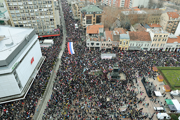 Хиляди блокираха Ниш за 18 часа в един от най-масовите протести в Сърбия