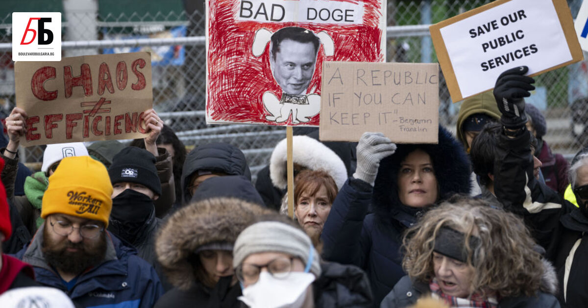 ​Девет души бяха арестувани по време на бурна демонстрация пред