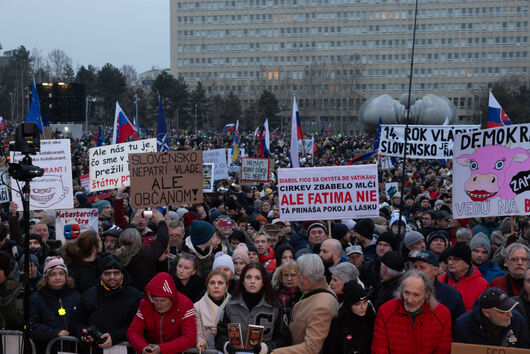 Хиляди отново протестират срещу Фицо в над 40 града, за да покажат, че "Словакия е Европа"