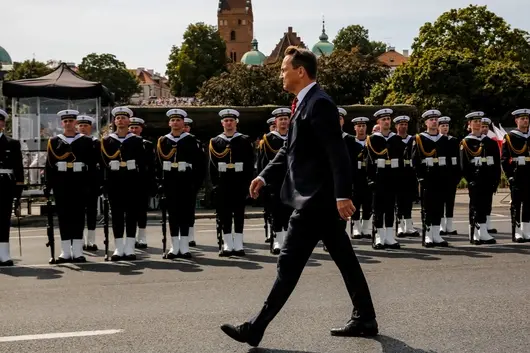Шикорски: Полският дипломат No.1 и бивш военен кореспондент, когото Мъск нарече "малък човек"