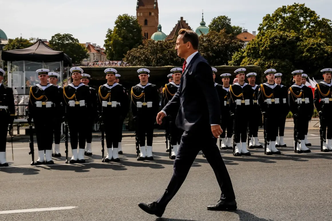 Шикорски: Полският дипломат No.1 и бивш военен кореспондент, когото Мъск нарече "малък човек"