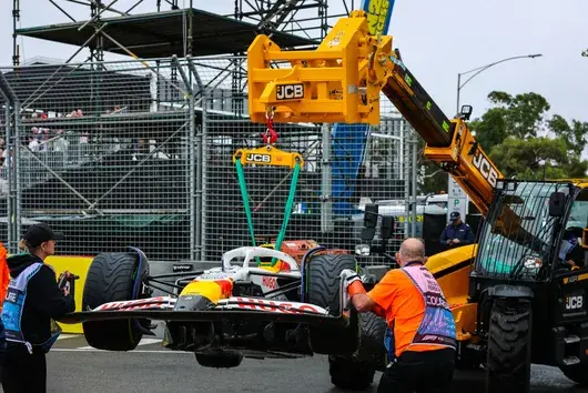 Начало на сезона във F1: дъждовна драма и ураганен вятър в Мелбърн