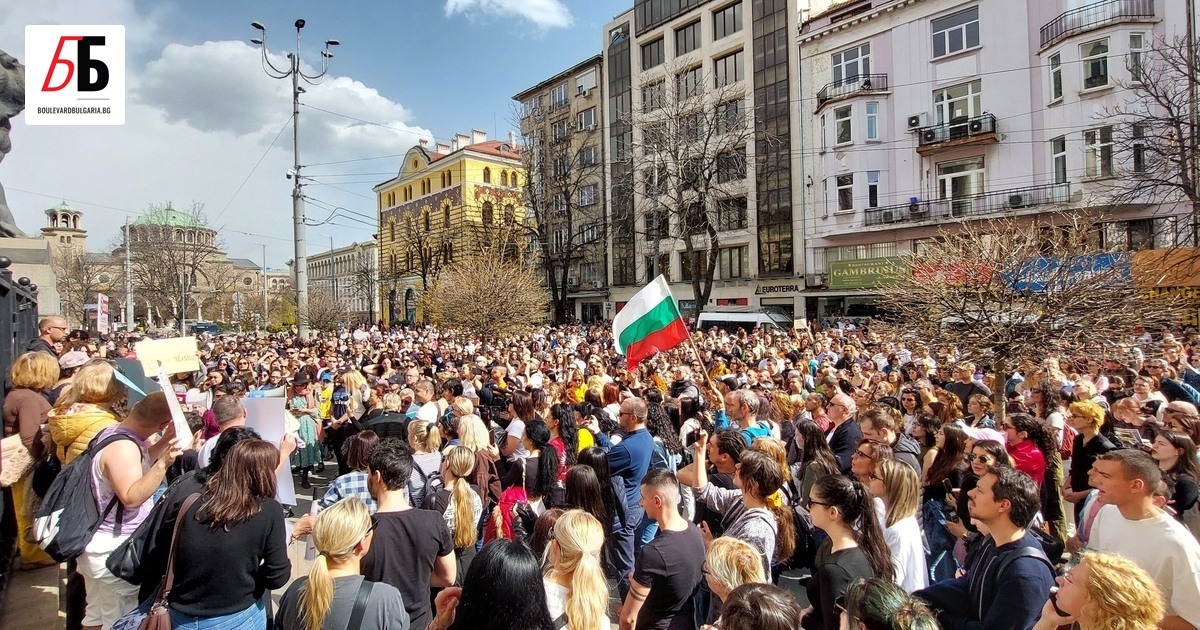 Стотици граждани протестираха срещу насилието над животни пред Съдебната палата