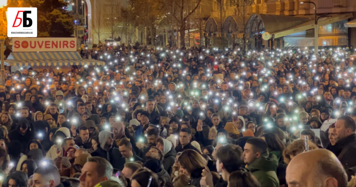 Хиляди хора излязоха по улиците в центъра на Скопие, за