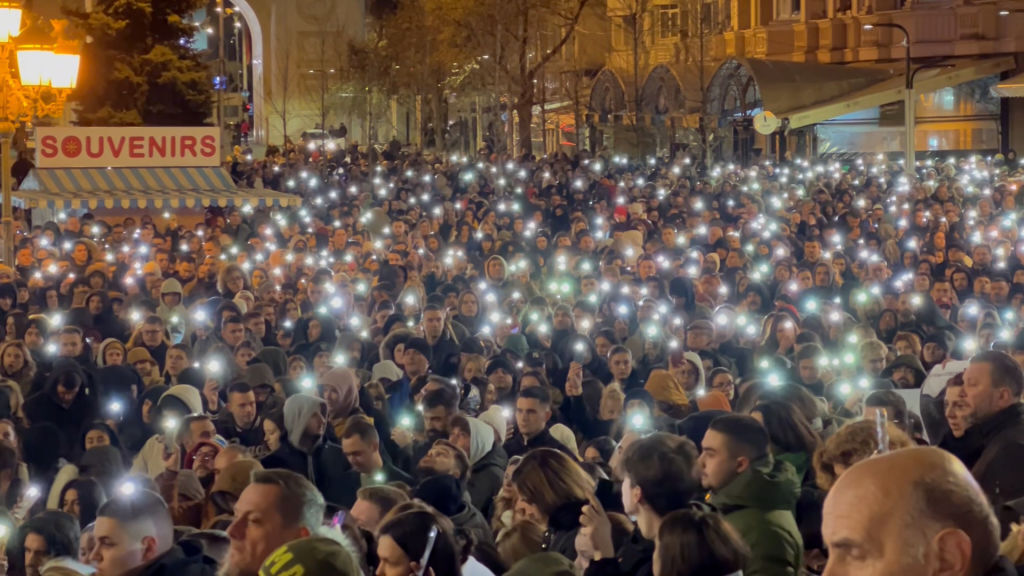 Хиляди се събраха в Скопие за протест и бдение в памет на жертвите от трагедията в Кочани