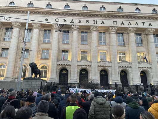 Хиляди скандират "Вън Пеевски от властта" на протест в София