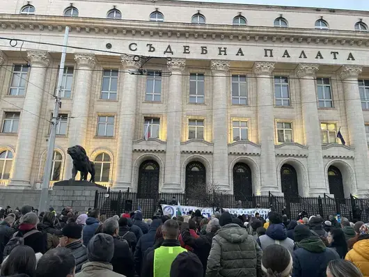 Хиляди скандират "Вън Пеевски от властта" на протест в София