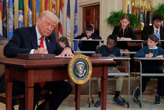 Заобиколен от ученици Тръмп подписа за закриването на Министерството на образованието