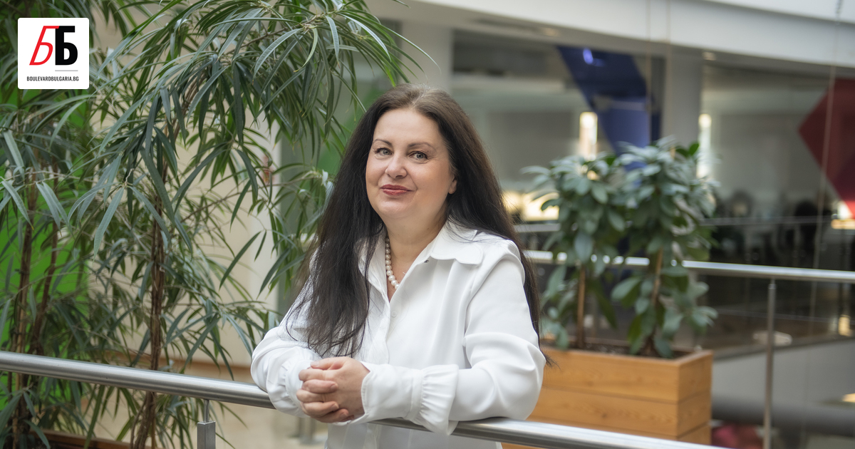 Мария Пеева е писател, блогър и преводач. Тя е една