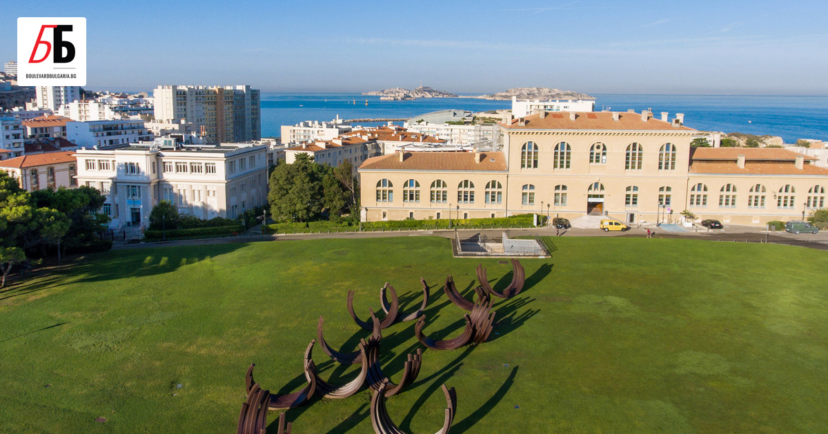 На фона на съкращения и идеологически натиск в САЩ, университети