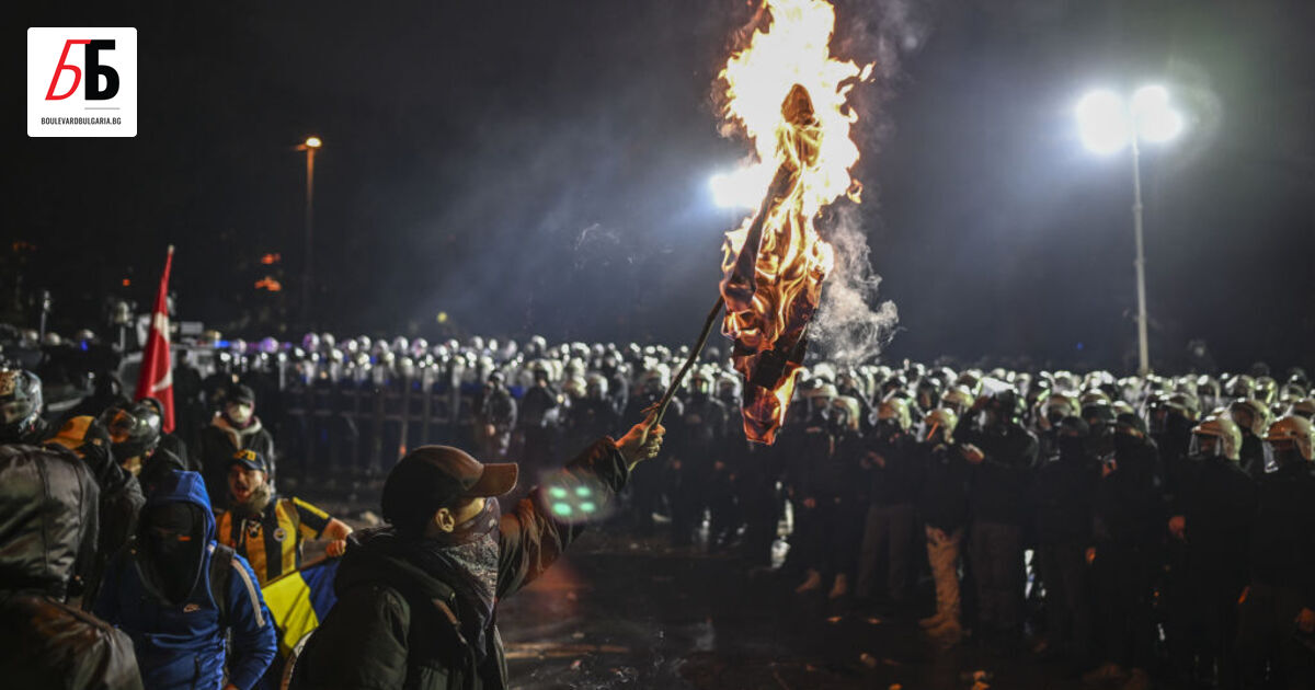 Протестите след ареста на Екрем Имамоглу не стихват в Истанбул.