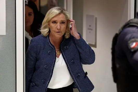 Марин Льо Пен се видя за жертва на политическа атака и обеща да се "бори" за президентството