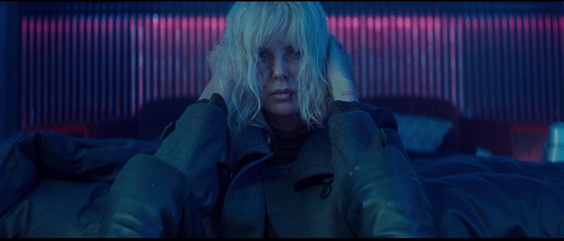 Терон в екшъна "Най-студеният град" (Atomic Blonde) от 2017. Филмът представя нахакана мъжкарана и Шарлийз я изиграва по вълнуващ начин. Лоран Броутън - агент от MI6, не е роля за всеки, особено когато на екрана се вихрят схватки.